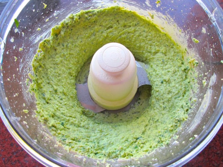 Hummus in the food processor.