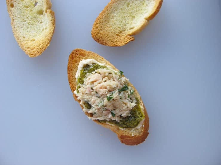 Tuna salad on pesto.